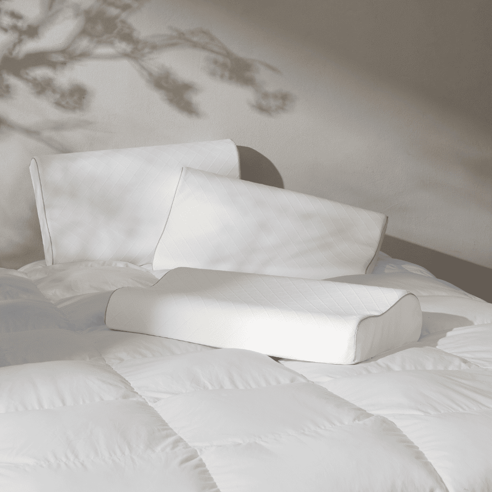 Derucci aerocurve pillow featuring an ergonomic curved design that naturally aligns the head and neck to relieve pressure and promote lasting comfort